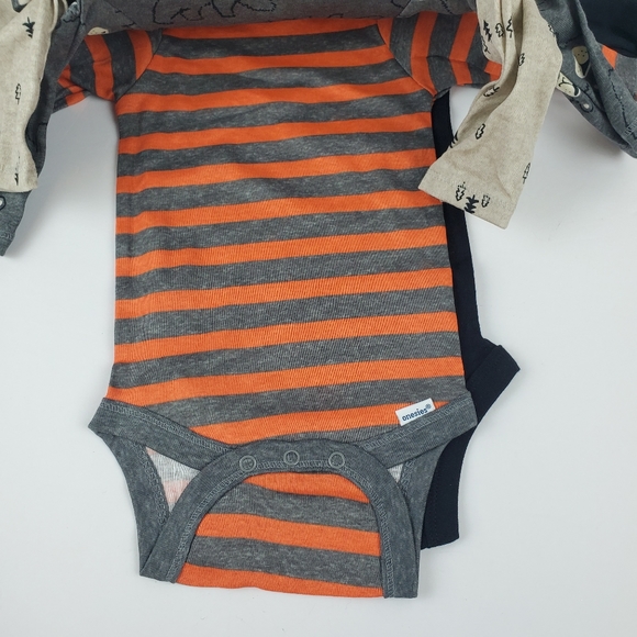 NWOT Gerber Set of 5 Onsies - Picture 5 of 6